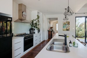 Frigorífico, microondas, placa de cocina y lavavajillas