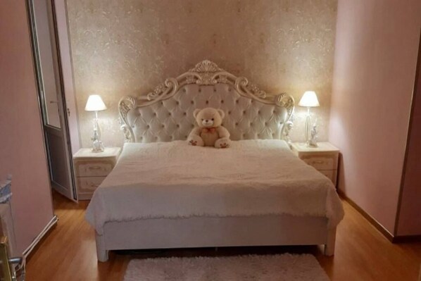 Tabla de planchar con plancha, wifi, ropa de cama