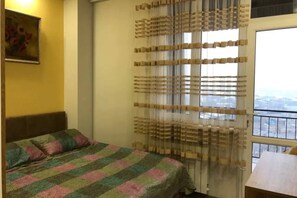 Tabla de planchar con plancha, wifi, ropa de cama