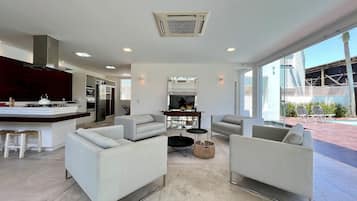 Villa | Zona de estar | Una mesa de tenis de mesa, libros