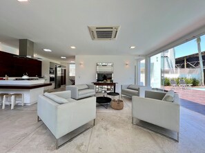 Villa | Woonruimte | Een tafeltennistafel en boeken