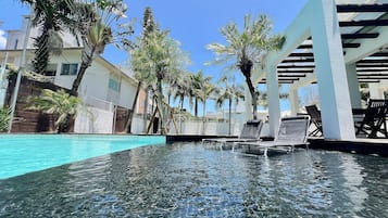 Villa | Piscina | Una piscina al aire libre, tumbonas