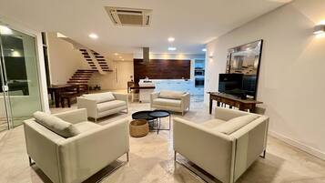 Villa | Zona de estar | Una mesa de tenis de mesa, libros
