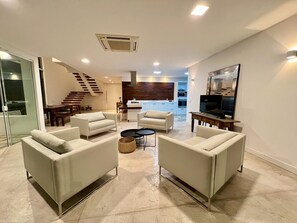 Villa | Woonruimte | Een tafeltennistafel en boeken