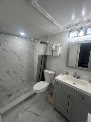 Secadora de cabello, toallas, jabón, papel de baño 