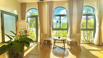 Premium bedding, pillow-top beds, minibar, free WiFi