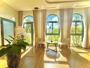 Premium bedding, pillow-top beds, minibar, free WiFi - Khu Vuon Cua Nang Le Jardin De Nang (Da Lat)