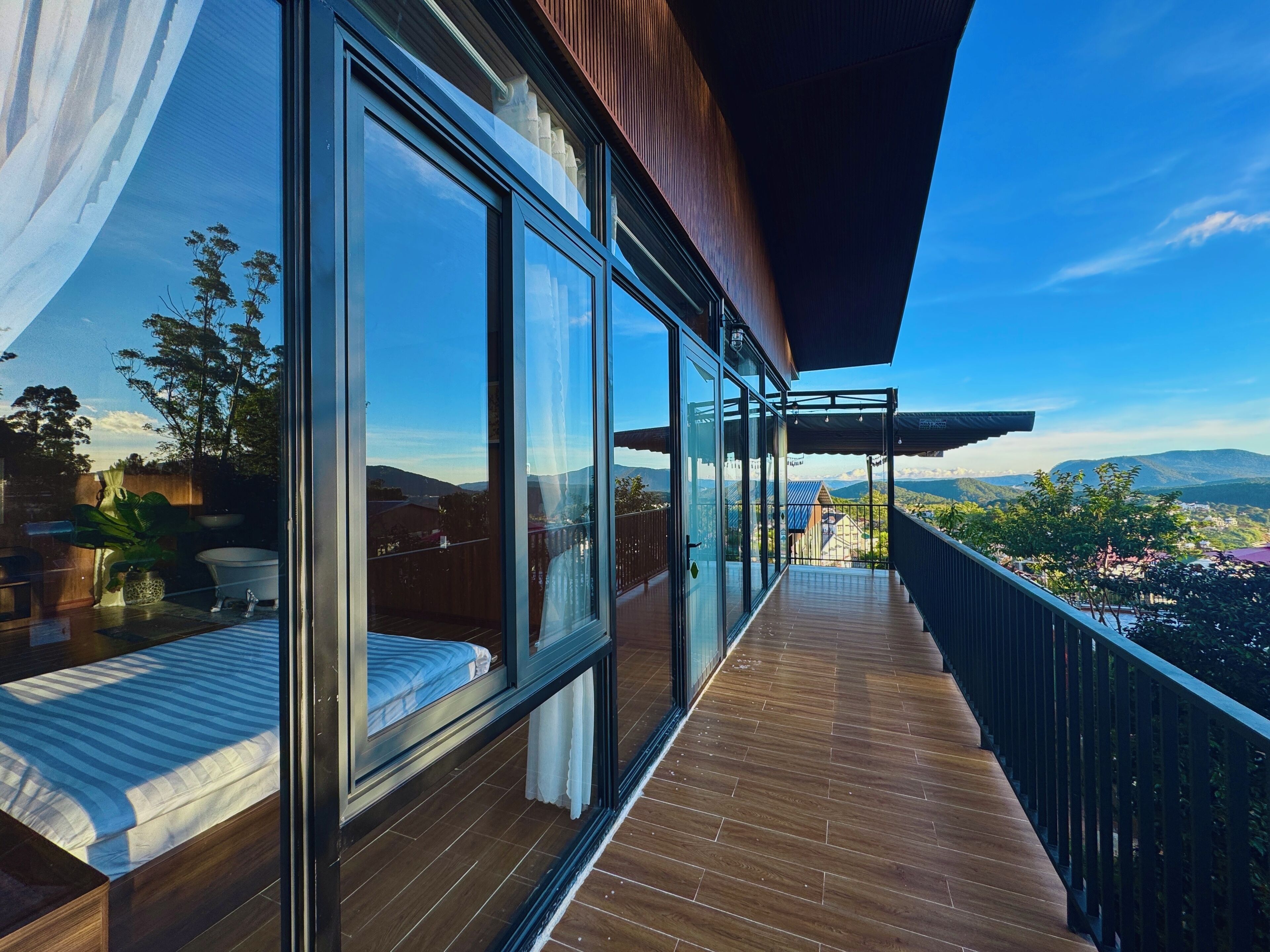 Premium bedding, pillowtop beds, minibar, free WiFi