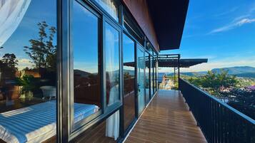 Premium bedding, pillowtop beds, minibar, free WiFi