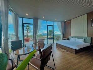 Kamar Quadruple, pemandangan gunung | Seprai premium, bantalan ekstra lembut, minibar, dan Wi-Fi gratis