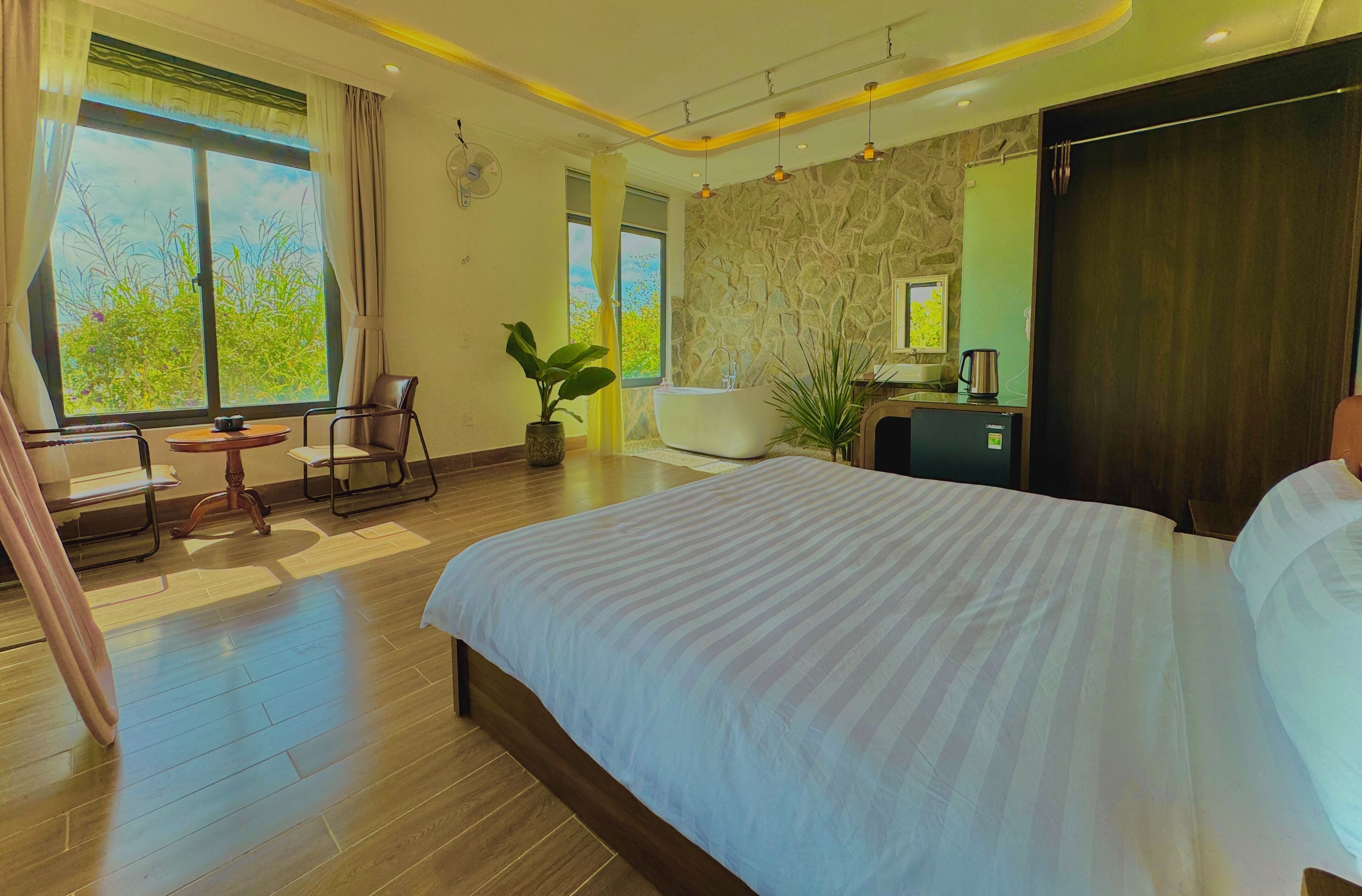 أغطية فراش متميزة وأسرّة بطبقة علوية مريحة وميني بار وواي فاي مجانًا