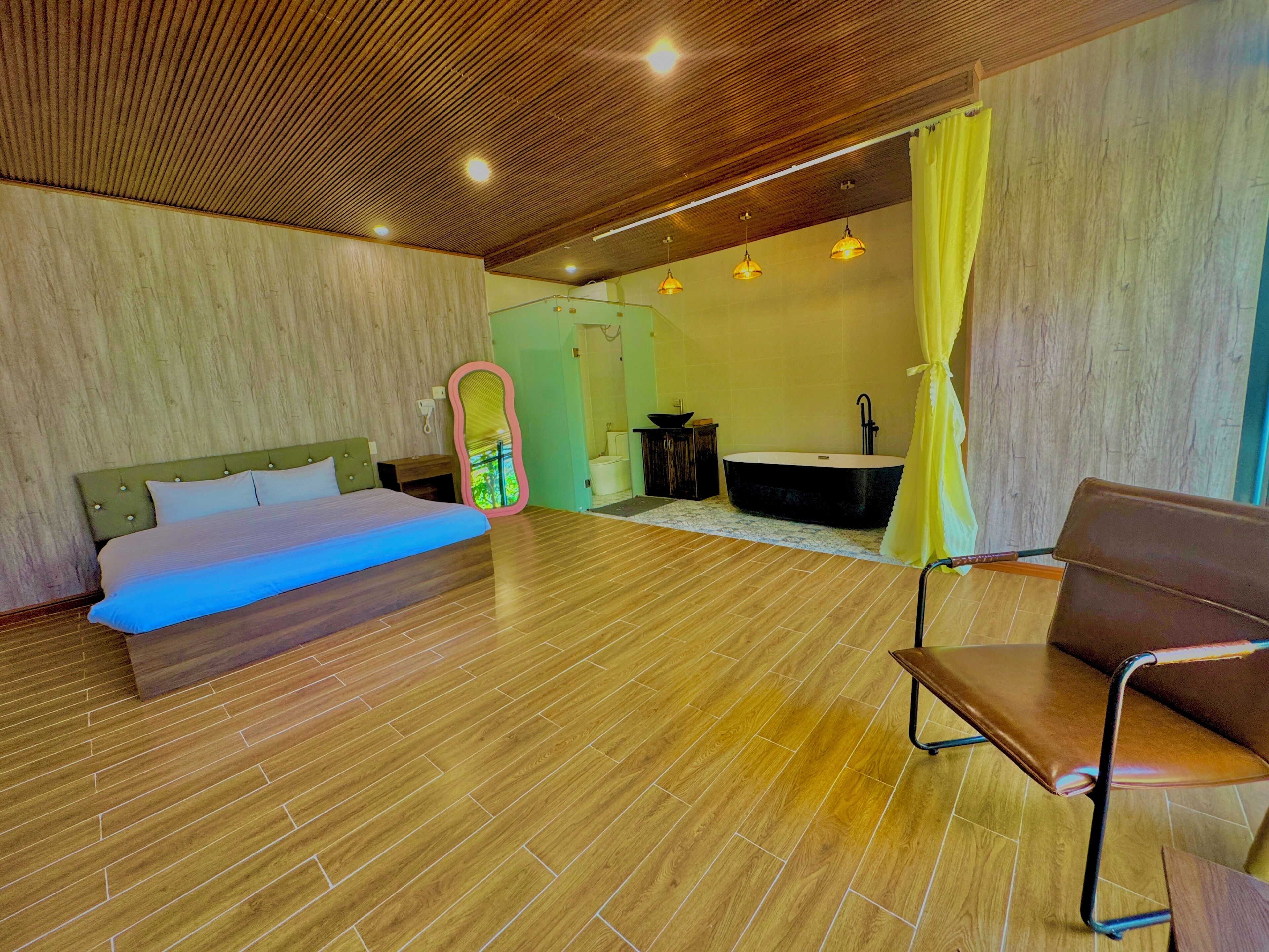 أغطية فراش متميزة وأسرّة بطبقة علوية مريحة وميني بار وواي فاي مجانًا