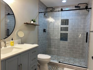 Douche, articles de toilette écologiques, sèche-cheveux
