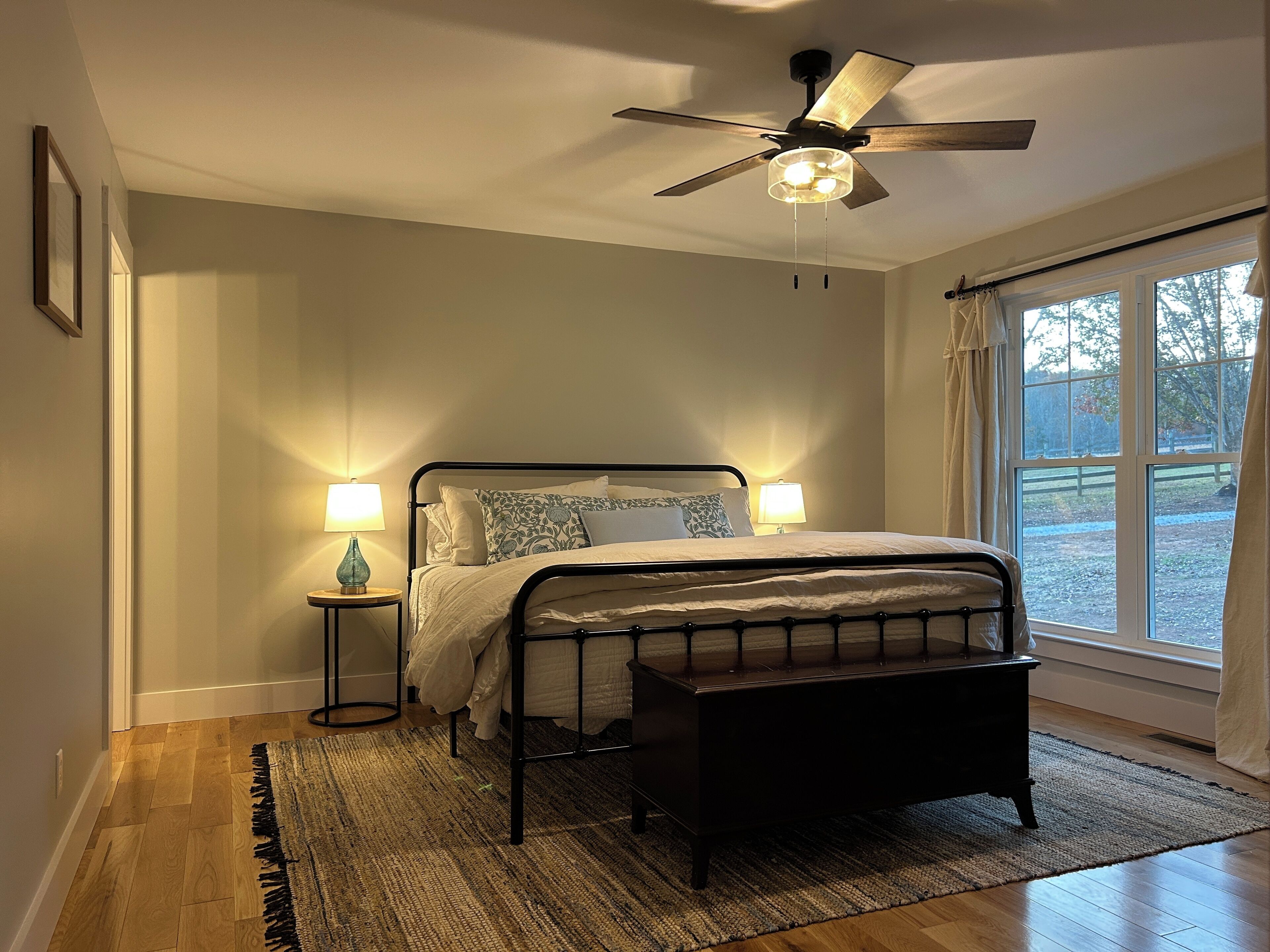 3 habitaciones, tabla de planchar con plancha y cuna de viaje 