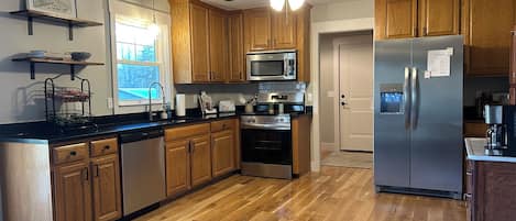 Kjøleskap, mikrobølgeovn, ovn og kokeplater