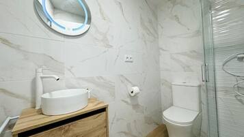 Een douche, een haardroger, handdoeken, zeep