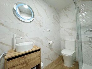 Shower, hair dryer, towels, soap - Pensión La Vega (Oviedo)