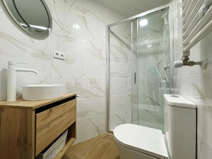 Shower, hair dryer, towels, soap - Pensión La Vega (Oviedo)