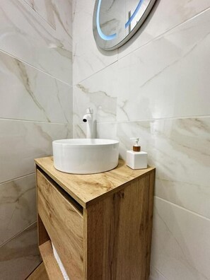 Regadera, secadora de cabello, toallas, jabón