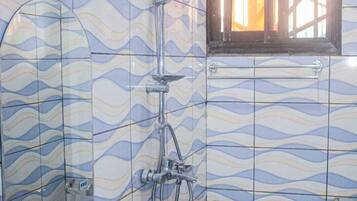 Bidet, Handtücher, Seife, Toilettenpapier