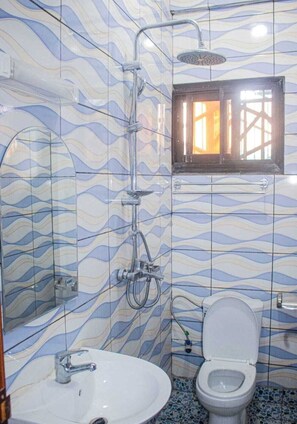 Bidet, Handtücher, Seife, Toilettenpapier