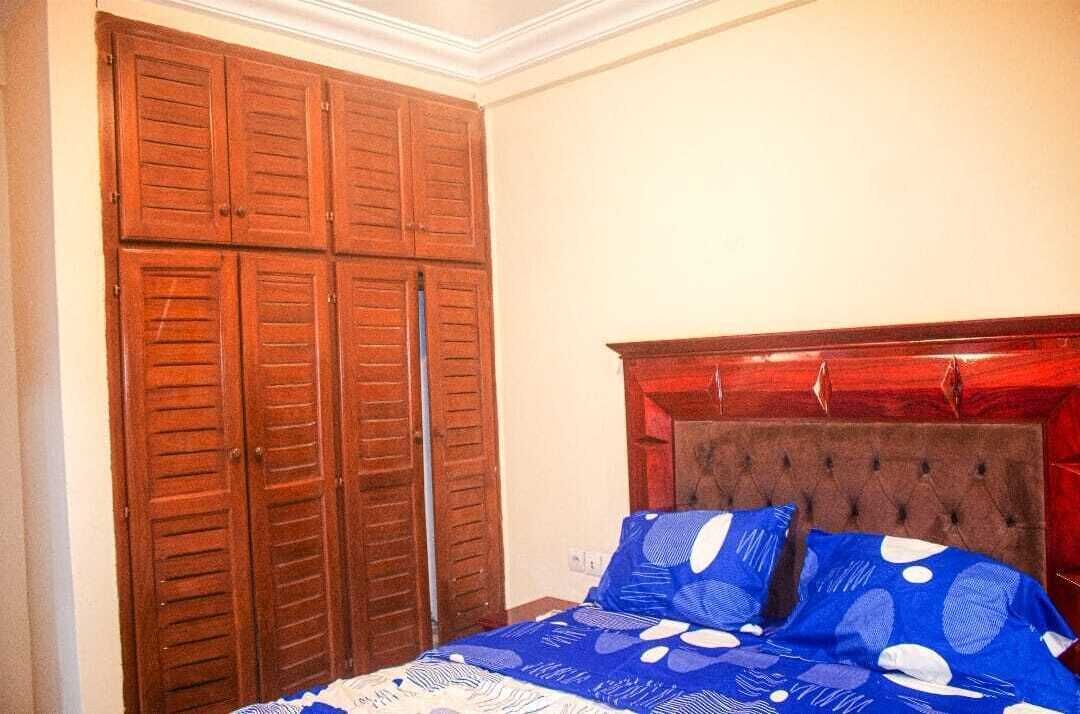 Iron/ironing board, bed sheets