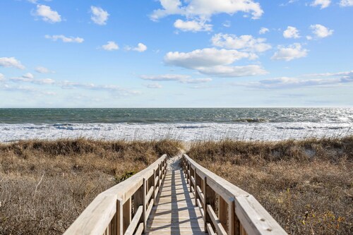 Casablanca - Oceanfront Escape, Huge Deck, Walk to Kure Beach Pier