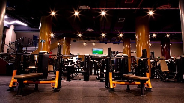 A gym with various exercise equipment, including weight machines and benches. - Fit Hostel Madrid (Madrid)