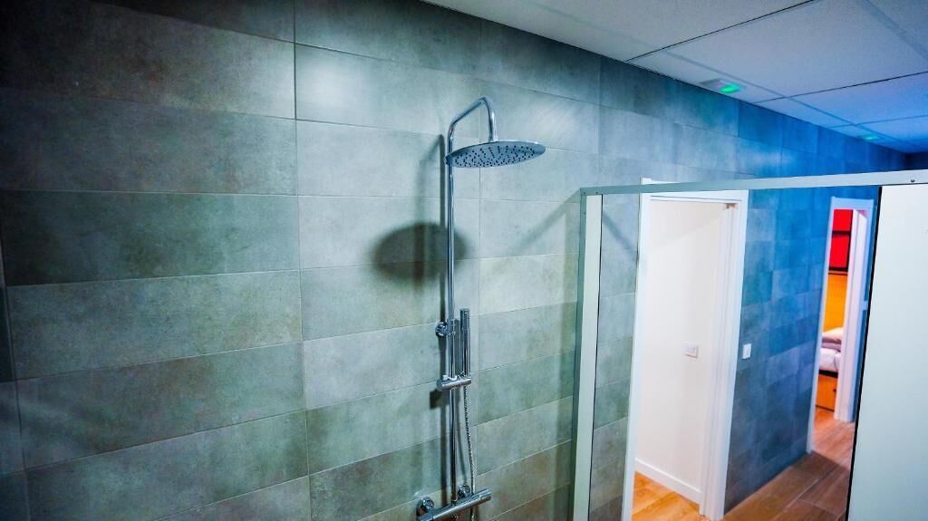 Een douche, handdoeken, zeep, shampoo