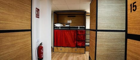 WiFi (無料)、車椅子でアクセスできる設備