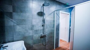 Shower, towels, soap, shampoo - Fit Hostel Madrid (Madrid)