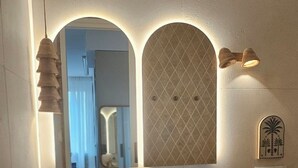 تجهيزات دش، مراحيض شطف، مناشف، صابون