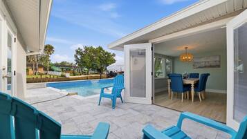 Utendørsbasseng og et oppvarmet basseng