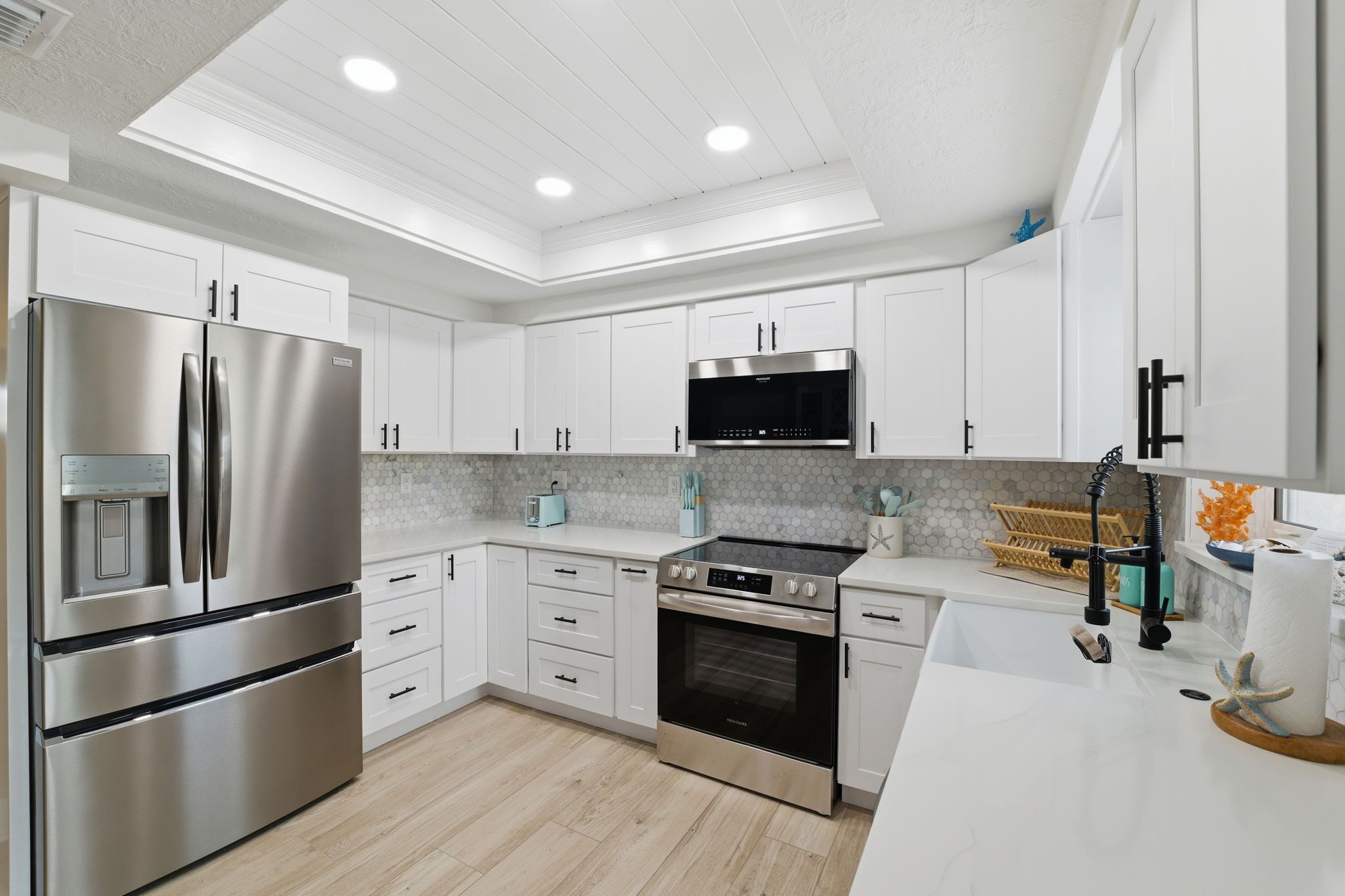 Kjøleskap, mikrobølgeovn, ovn og kokeplater