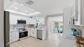 Køleskab, mikrobølgeovn, ovn, kogeplade