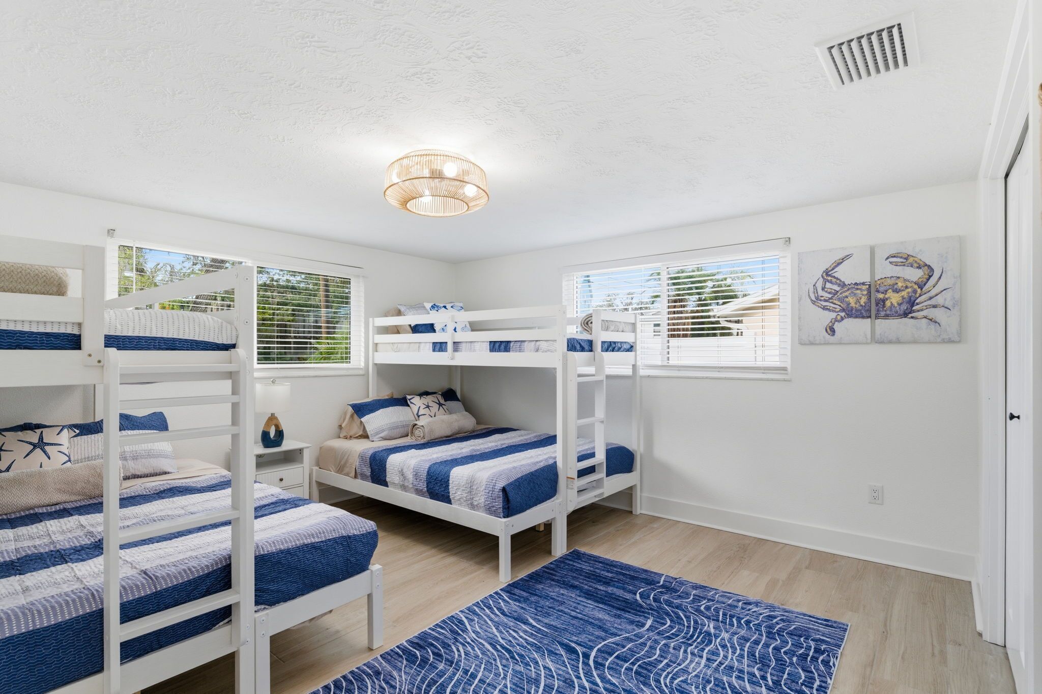 3 quartos, escrivaninha, ferros/tábuas de passar roupa, berço de viagem