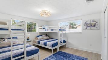 3 quartos, escrivaninha, ferros/tábuas de passar roupa, berço de viagem