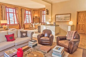 Télévision, cheminée, espaces bureaux