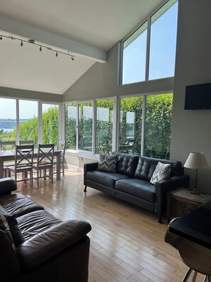 Smart TV, fireplace, DVD player, books - Spacious home with fabulous views & hot tub, sleeps 8, 4 bedrooms. (Kinsale)