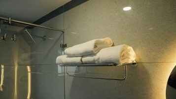 Habitación triple Confort | Baño | Ducha, artículos de higiene personal gratuitos y secador de pelo