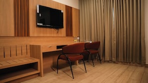 Escritorio, cortinas blackout y tabla de planchar con plancha