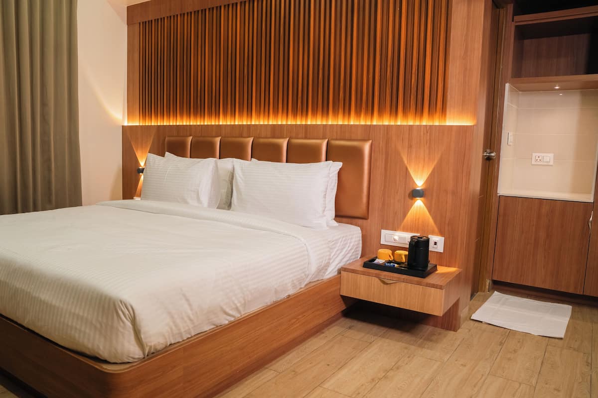 Escritorio, cortinas blackout y tabla de planchar con plancha