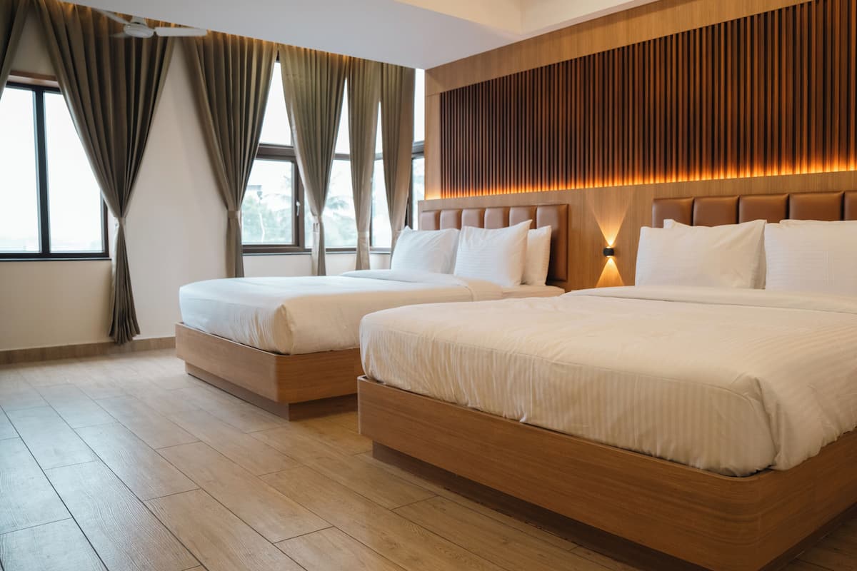 Escritorio, cortinas blackout y tabla de planchar con plancha