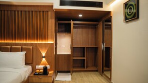 Desk, blackout curtains, iron/ironing board, free WiFi - Hotel M7 Plaza (Tiruchirappalli)