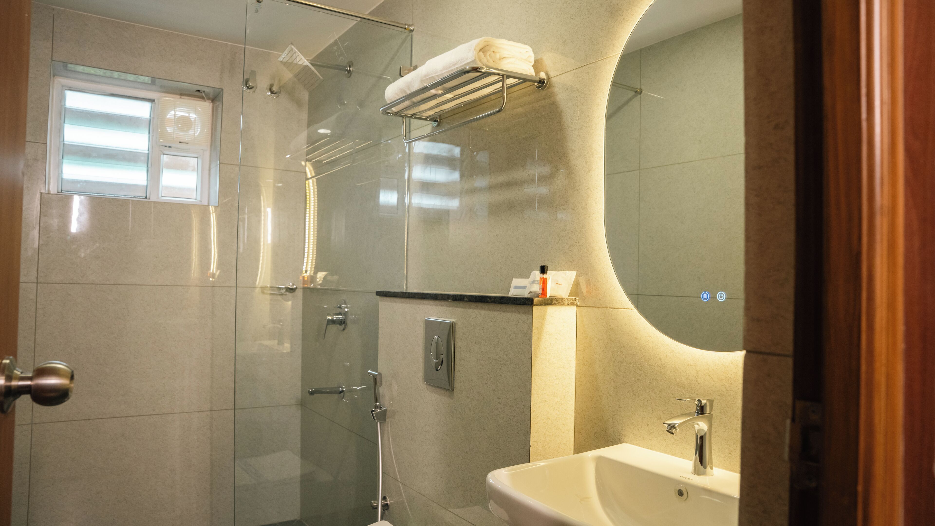 Kamar Double atau Twin Deluks | Kamar mandi | Shower, perlengkapan mandi gratis, pengering rambut, dan handuk