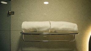 Ducha, artículos de tocador gratuitos, secador de pelo, toallas