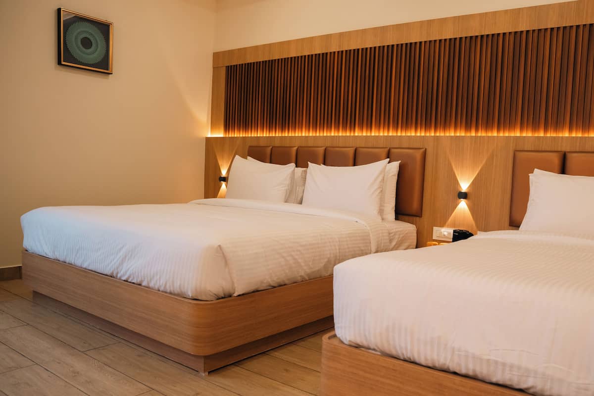 Escritorio, cortinas blackout y tabla de planchar con plancha