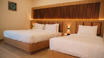 Comfort Triple Room | Desk, blackout drapes, iron/ironing board, free WiFi