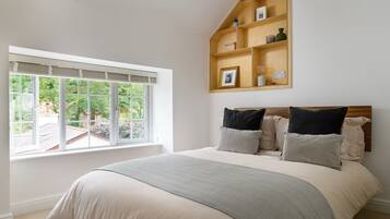 2 bedrooms, iron/ironing board, WiFi
