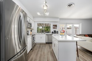 Fridge, microwave, oven, stovetop - Stylish Phoenix home | Private pool | Spacious living | Family & sports-friendly | Close to Phoenix Zoo, Desert Botanical Garden, ASU, and State Farm Stadium (Phoenix)